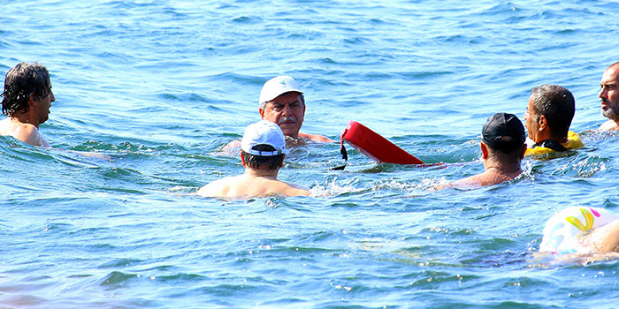 Başkan Karaosmanoğlu, Altınkemer ’de halkla birlikte denize girdi