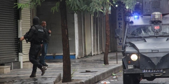  Diyarbakır'da IŞİD Baskını: 2 Polis Şehit, 4 IŞİD'li Öldürüldü