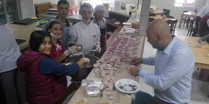 Beyaz Kalpler’in öğrencilerinden aşure ikramı