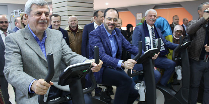 Başkan, spor merkezinin açılışında teftiş yaptı