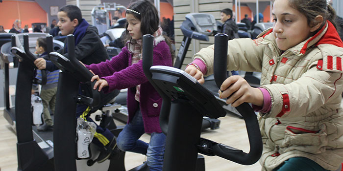 Başkan, spor merkezinin açılışında teftiş yaptı