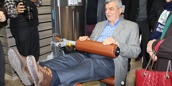 Başkan, spor merkezinin açılışında teftiş yaptı