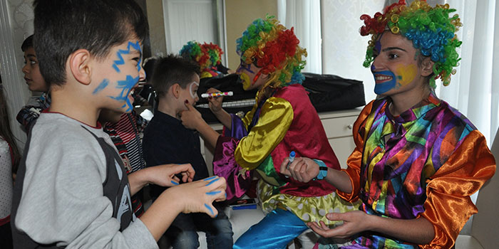 Türkan Dereli ailesi kahvaltıda buluştu Çocuklar palyaçolarla eğlendi