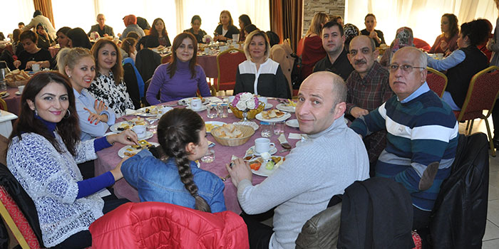 Türkan Dereli ailesi kahvaltıda buluştu Çocuklar palyaçolarla eğlendi