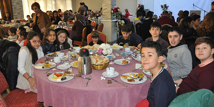 Türkan Dereli ailesi kahvaltıda buluştu Çocuklar palyaçolarla eğlendi