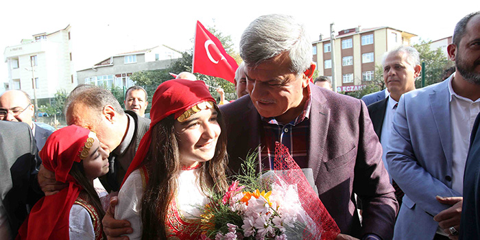 Karaosmanoğlu, Suriyeli öğrencilerle buluştu 