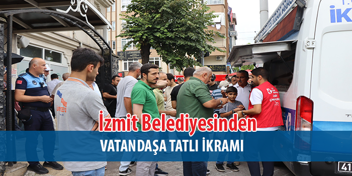 İzmit Belediyesinden Cuma sonrası vatandaşlara tatlı ikram