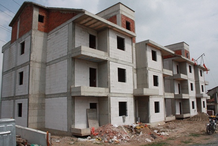 DOĞA VE DENİZ MANZARASI 7 yıldızlı Başiskele’de en pahalı konut projelerinin yer aldığı bölgesinde inşası devam eden 24 dairelik Melisa Konutlar; 8’i dublek 3+1 ve 4+1, 8’i 3+1 ve son 8’i de 2+1’den oluşuyor. Binalarda son sistem izolasyan malzemeleri kullanılmakla birlikte muhteşem doğa ve deniz manzarasıyla da dikkat çekiyor.