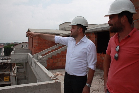 ERENKAYA KALİTESİYLE 2006 yılından bu yana faaliyet gösteren, yaptığı kaliteli inşaatlarda bu sektörde trendi her geçen gün yükselten Erenkaya İnşaat,  kalitesini yaptığı 6 muhteşem konut projeleriyle de ıspatlamış durumda. Erenkaya İnşaat Yönetim Kurulu Başkanı Ulaş Erenkaya, yapımı bitme aşamasına gelen Melisa Evlerinin son halin yerinde inceledi.  